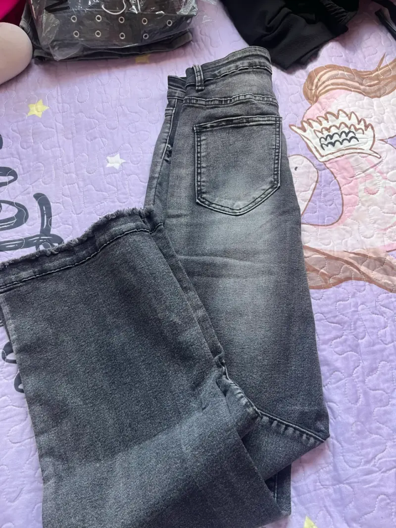Jeans grises con bolsillos rotos - 4