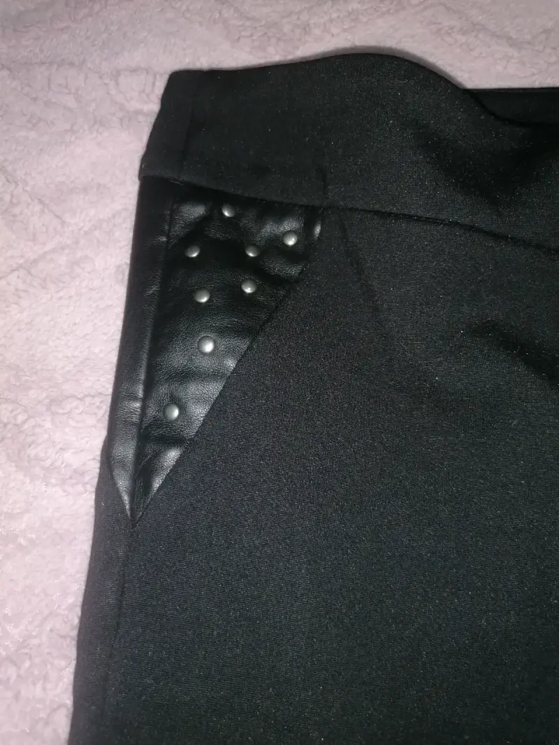 Leggings negros con tachas - 1