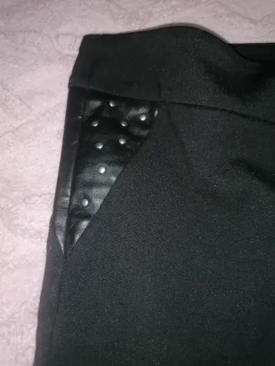 Leggings negros con tachas - miniatura 1