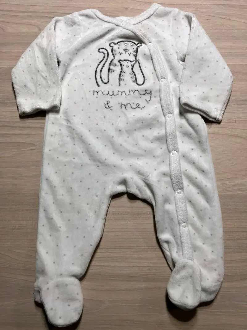 Pijama blanco de bebé