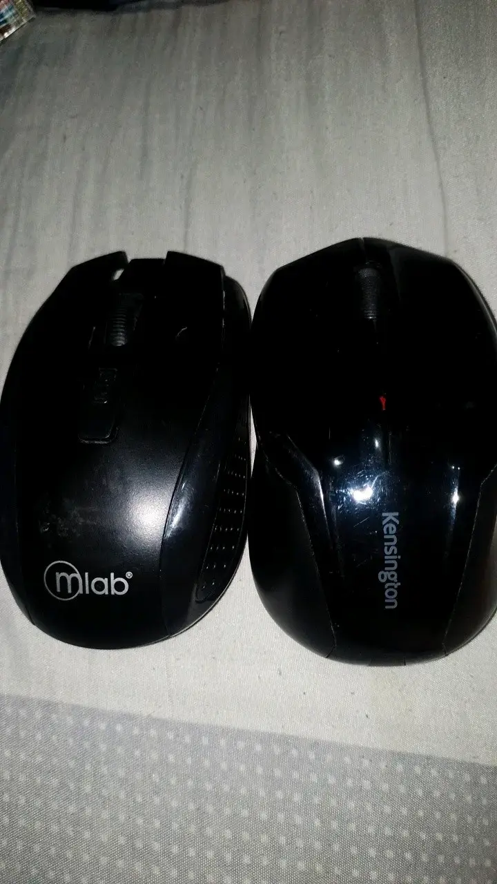 Dos mouse inalámbricos negros