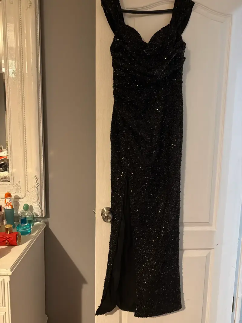 Vestido negro elegante con lentejuelas - 1