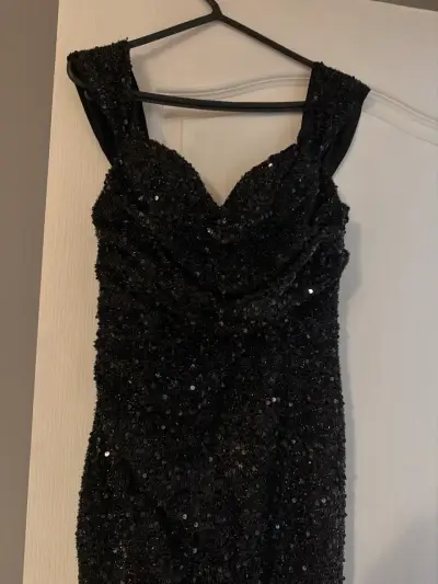 Vestido negro elegante con lentejuelas - miniatura 2