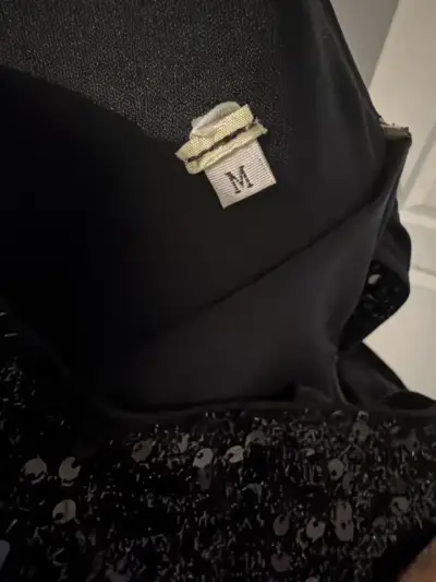 Vestido negro elegante con lentejuelas - miniatura 4