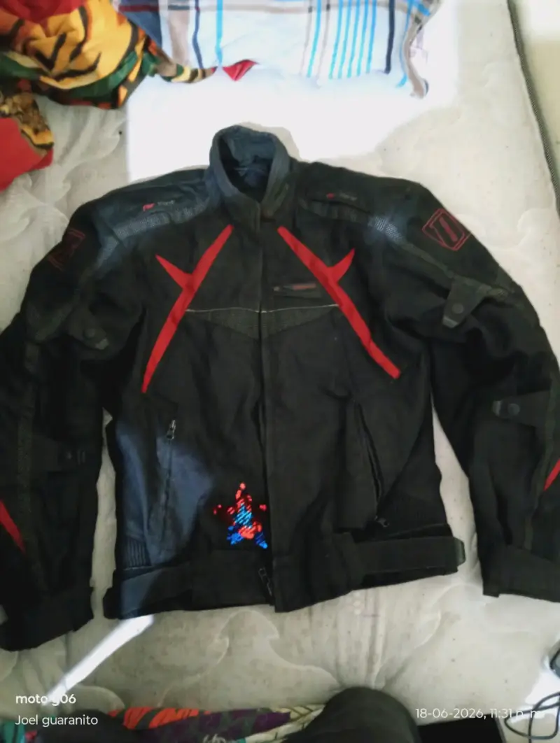Chaqueta de moto negra y roja - 1