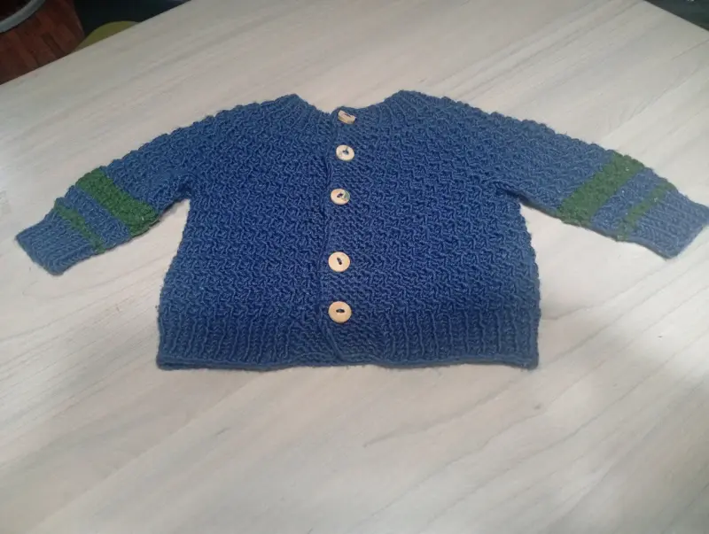 Chaleco tejido azul para bebé