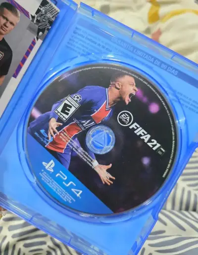 FIFA 21 PS4 en buen estado - miniatura 2