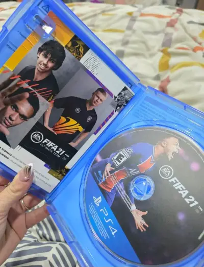 FIFA 21 PS4 en buen estado - miniatura 3