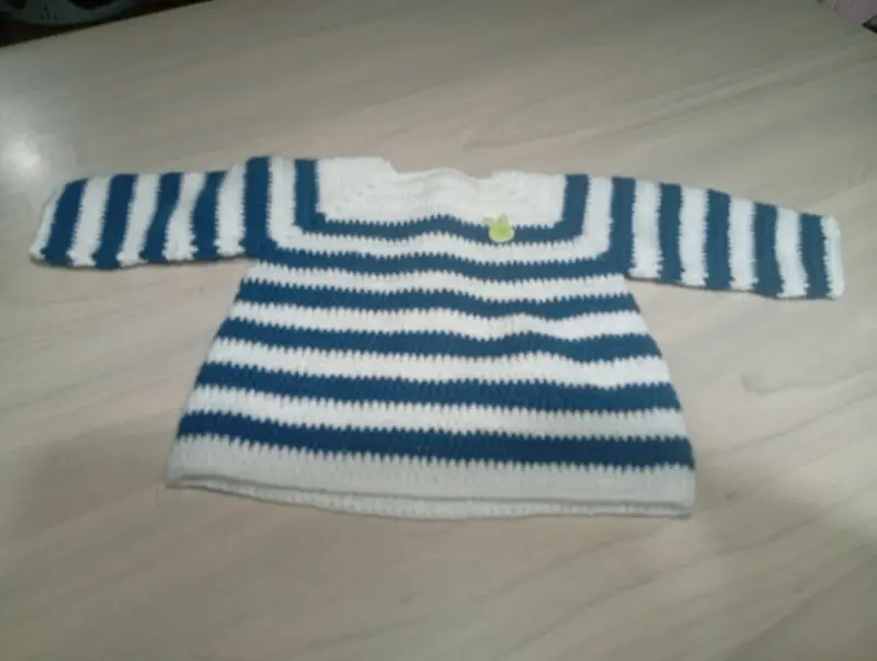 Suéter de bebé a rayas azul y blanco