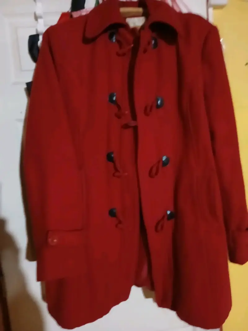 Abrigo rojo con botones - 1
