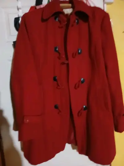 Abrigo rojo con botones - miniatura 1