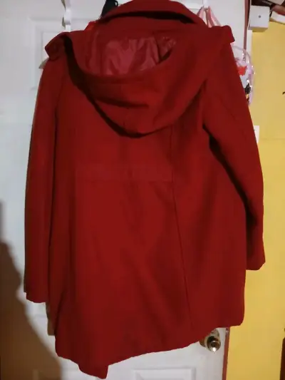 Abrigo rojo con botones - miniatura 2