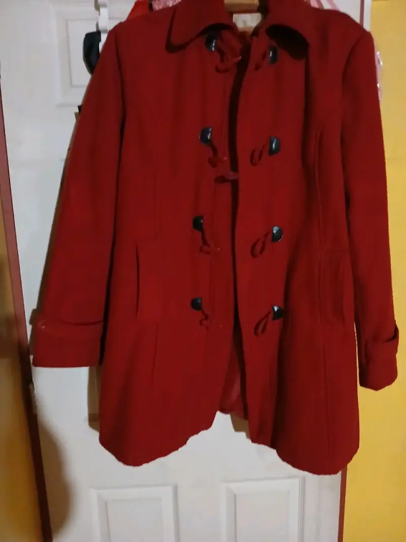 Abrigo rojo con botones - 3