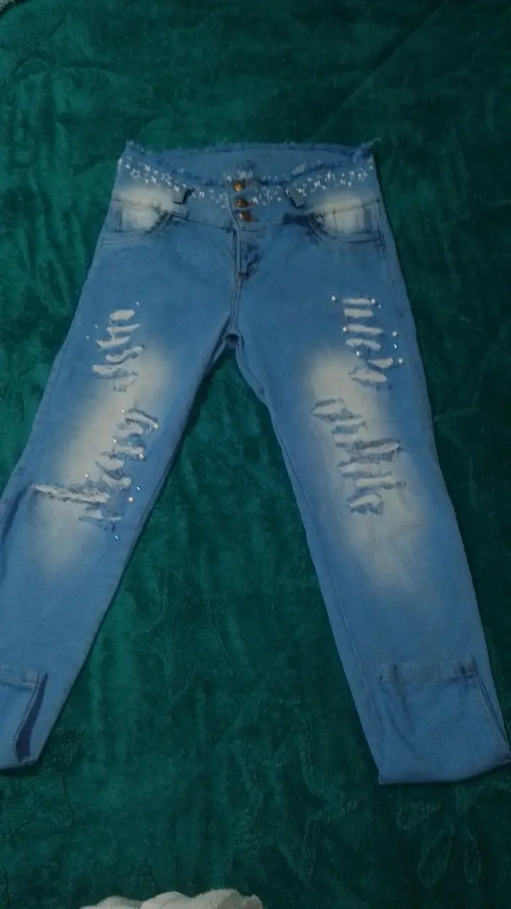 Jeans azules rasgados con detalles - 1