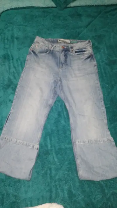 Jeans azules rasgados con detalles - miniatura 2