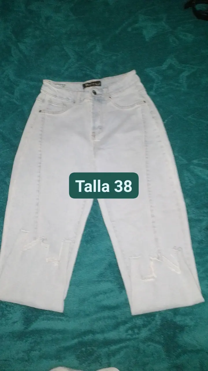 Jeans azules rasgados con detalles - 3