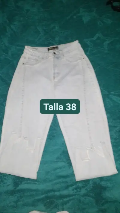 Jeans azules rasgados con detalles - miniatura 3