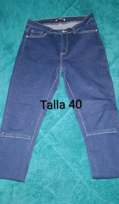 Jeans azules rasgados con detalles - miniatura 6