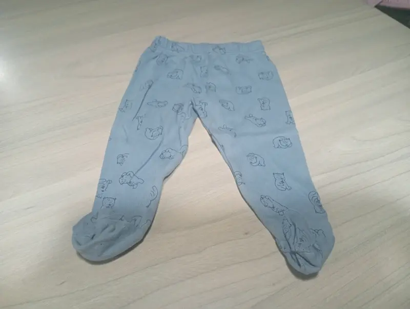 Pantalón bebé azul con estampado