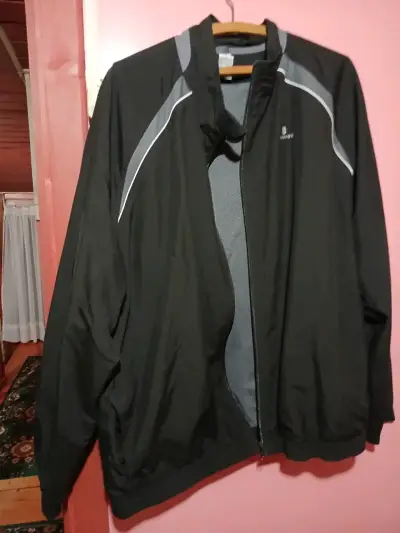 Chaqueta negra deportiva - miniatura 1