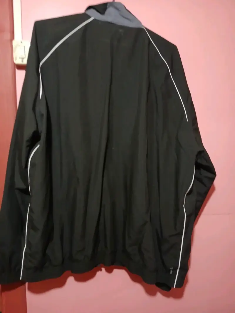 Chaqueta negra deportiva - 2
