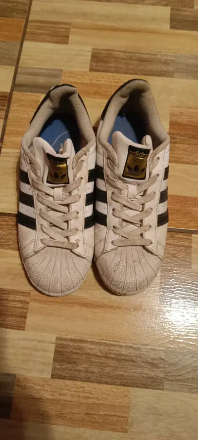Zapatillas blancas con franjas negras - miniatura 1