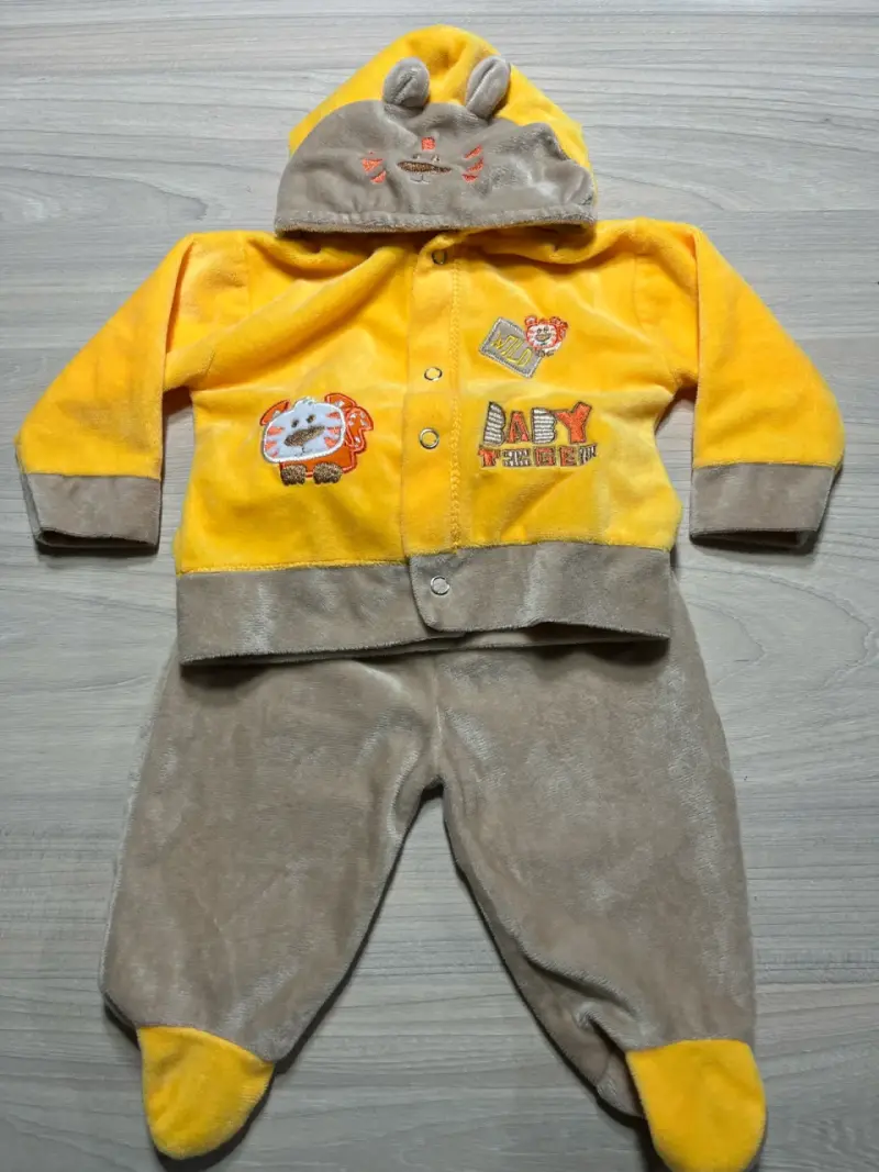 Enterito bebé amarillo con orejas