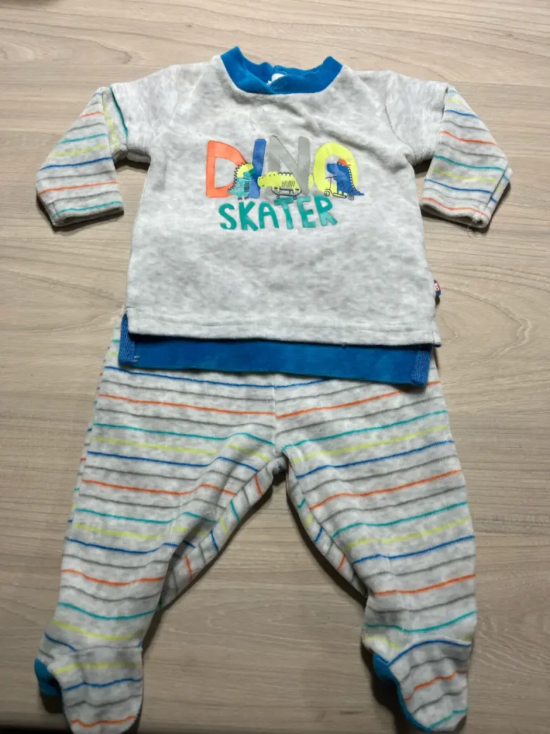 Pijama infantil Dino Skater marca pillin