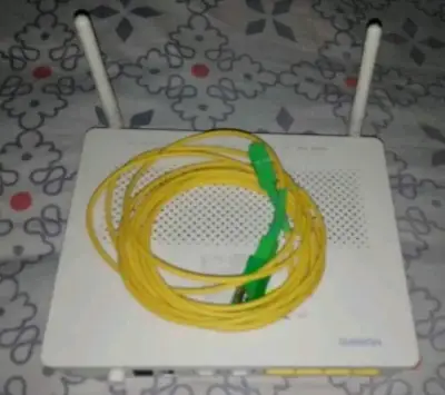 Router Huawei con cable fibra óptica - miniatura 1