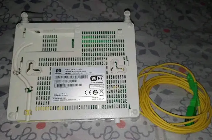 Router Huawei con cable fibra óptica - 2