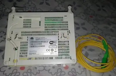 Router Huawei con cable fibra óptica - miniatura 2