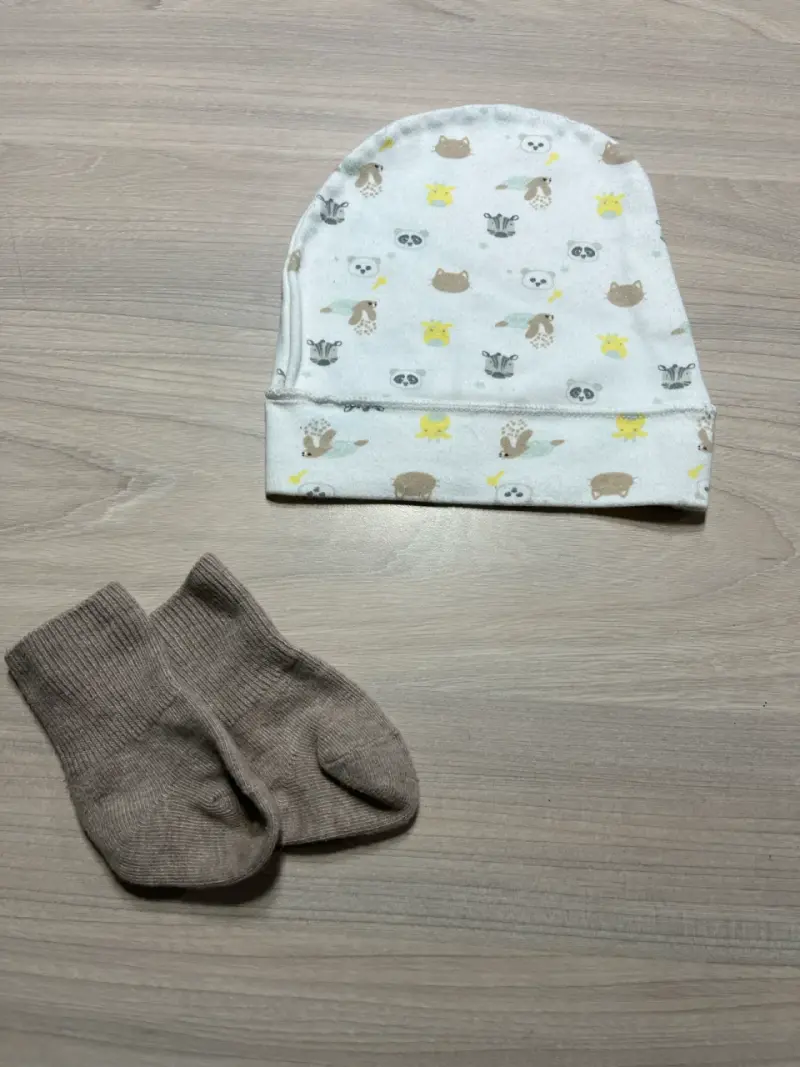 Gorro y calcetines para bebé