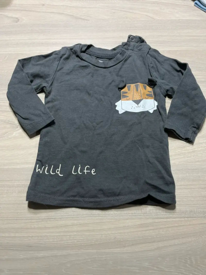 Polera infantil gris con estampado