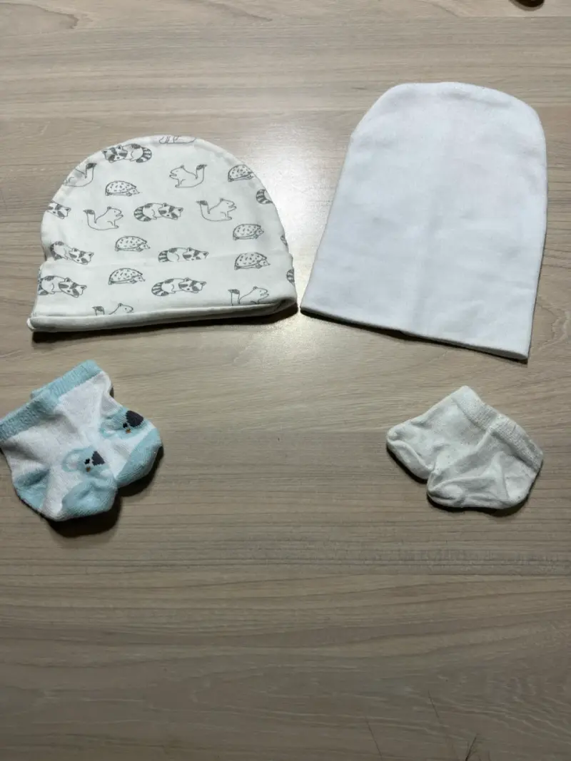 Set de gorros y calcetines de bebé