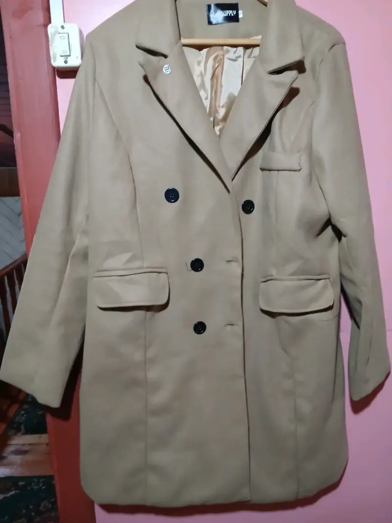 Abrigo beige con botones negros - 1