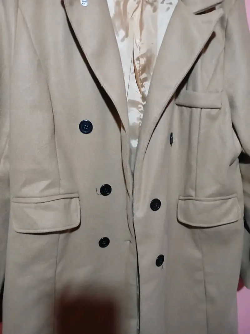 Abrigo beige con botones negros - 2