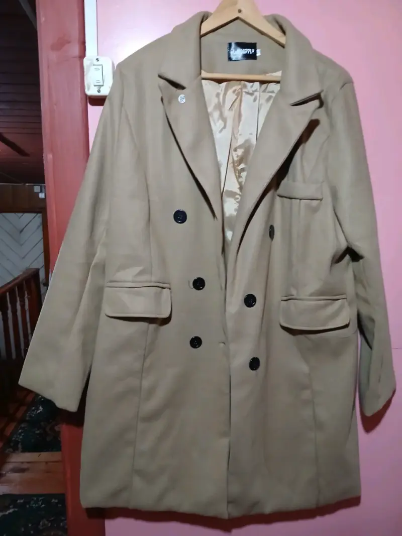 Abrigo beige con botones negros - 3