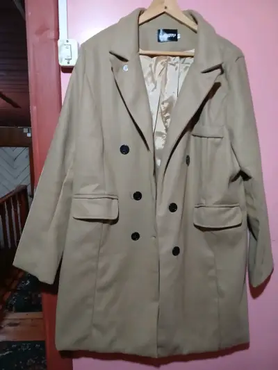 Abrigo beige con botones negros - miniatura 3