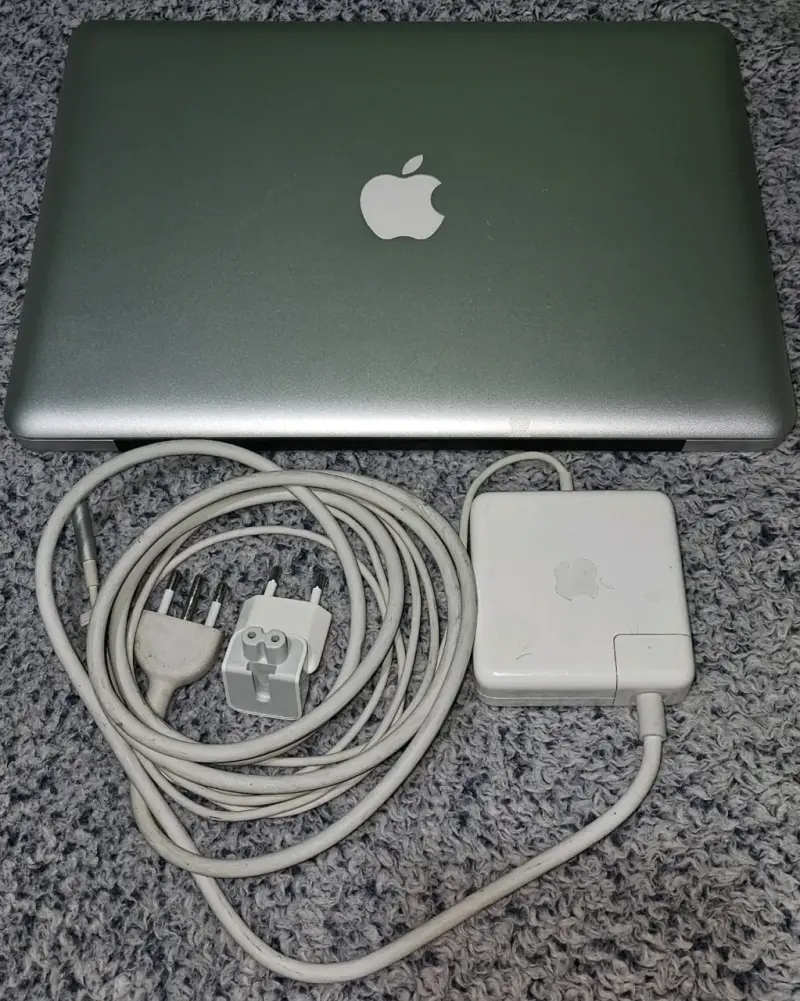 MacBook Pro + Cargador Original MagSafe - 2
