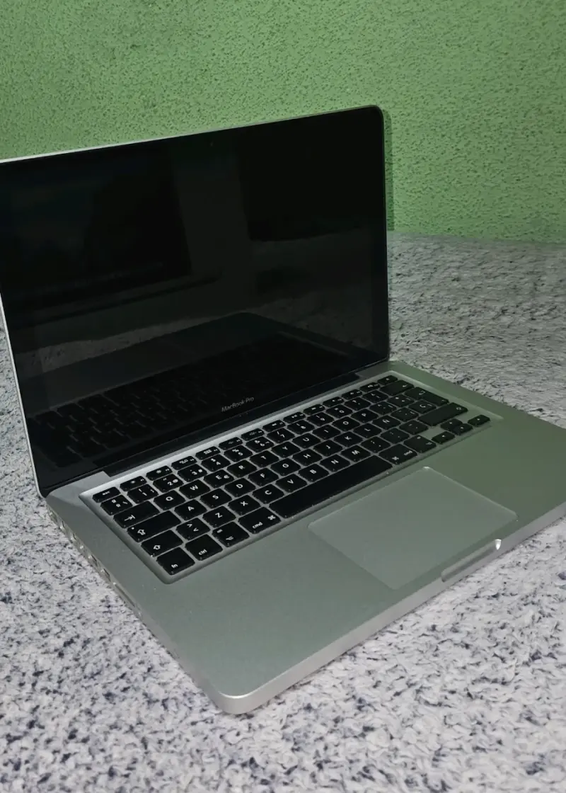 MacBook Pro + Cargador Original MagSafe - 3