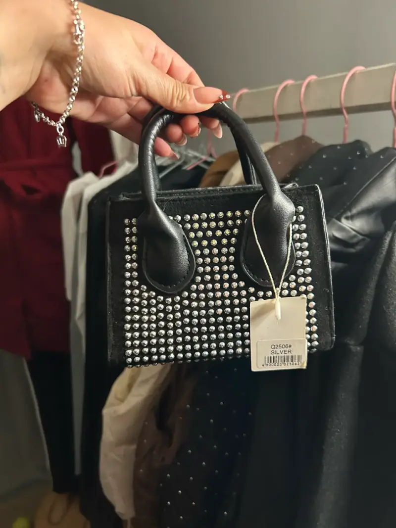 Cartera negra con tachas