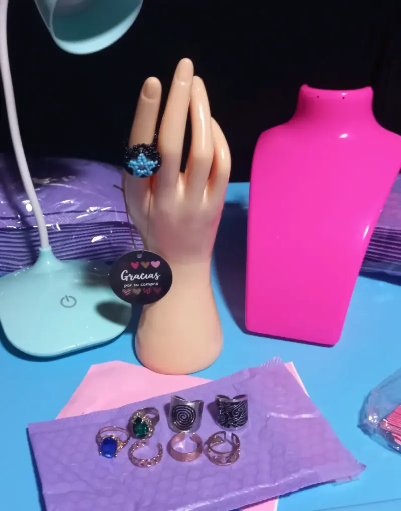 Anillos de bisutería variados - 1