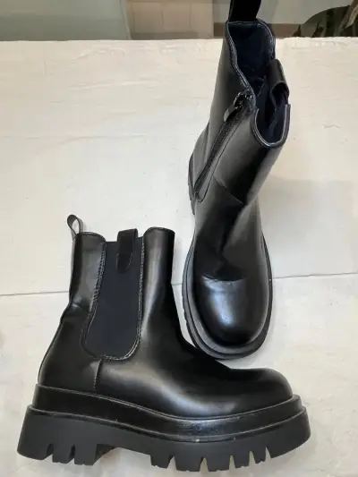 Botines negros de cuero - miniatura 1