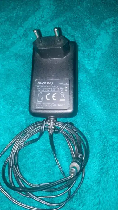 Cargador Huntkey negro - miniatura 3