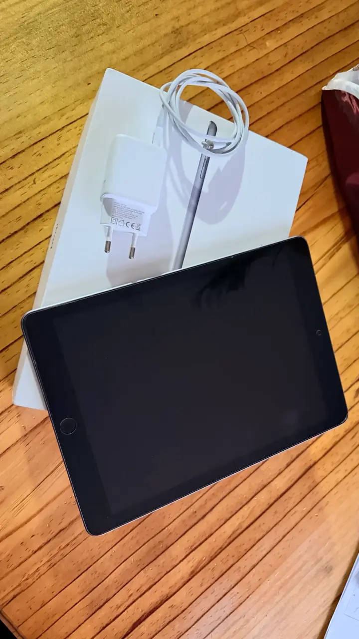 Tablet con cargador y caja original - 1