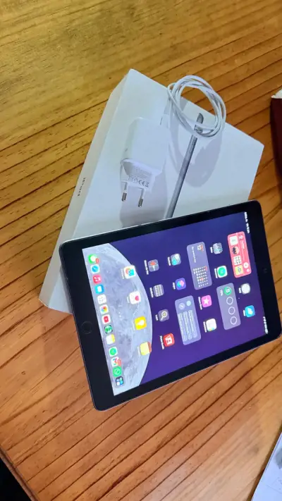 Tablet con cargador y caja original - miniatura 3