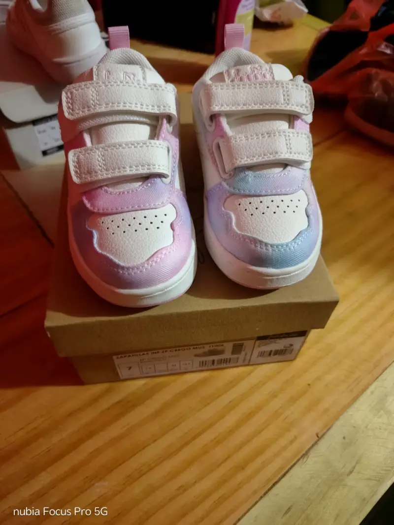 Zapatillas infantiles rosas y azules - 1