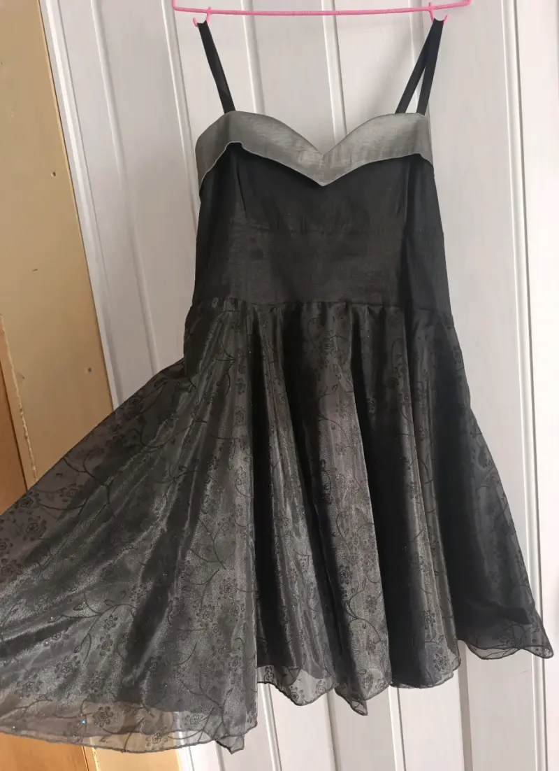 Vestido negro con encaje elegante - 1