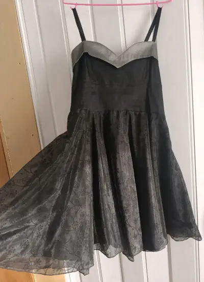 Vestido negro con encaje elegante - miniatura 1