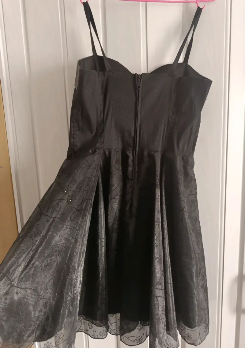 Vestido negro con encaje elegante - 2